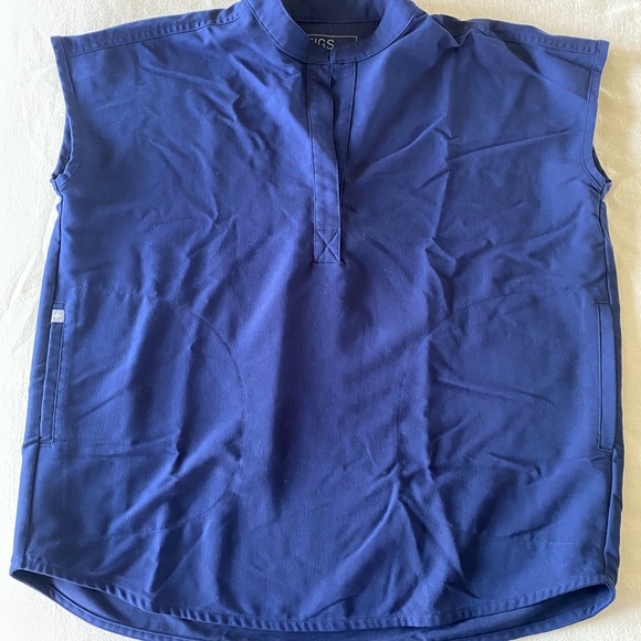 SOLD — Set of 5 FIGS scrub tops (XS) — EXCELLENT CONDITION - Picture 3 of 6